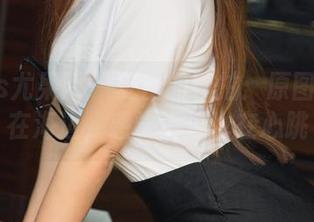 UGirls尤果网 - 夏日的秒拍：原图韩沫瑜在海边，感觉海浪也在心跳