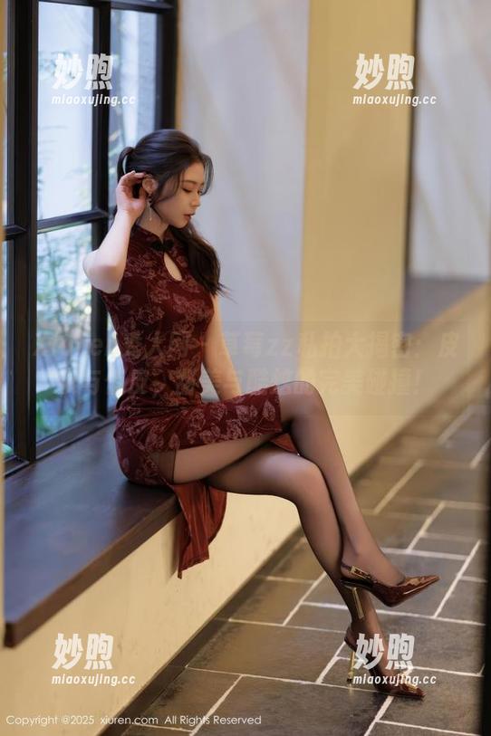 Xiuren秀人网 - 草莓zz私拍大揭密：皮衣与俏皮，甜美与酷炫的完美碰撞！
