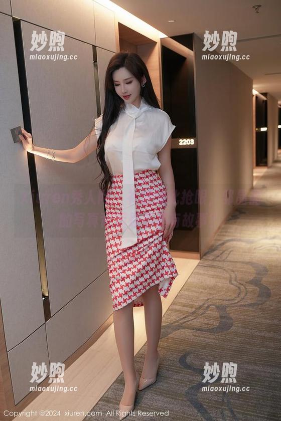 Xiuren秀人网-邹晶晶 Xiuren秀人网 - 礼服如此抢眼,邹晶晶的写真背后是不是有故事?