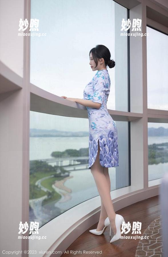 Xiuren秀人网 - 原图简介：金妍兮Saki在天台上肆意享受阳光，这种自在，真让人想要一同去～