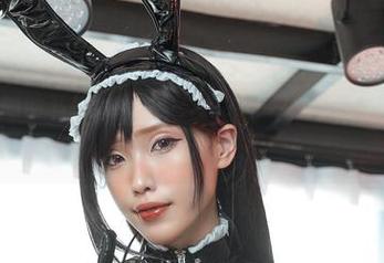 eliza喵喵的私拍眼镜图集：看完让我心痒痒，眼镜太重要了，哈哈！
