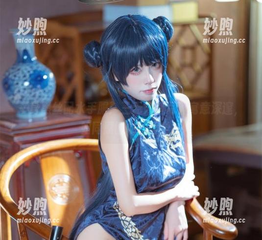三无人型 一身黑丝配水手服:三无人型写真寓意深邃,如同原图中的哲学。
