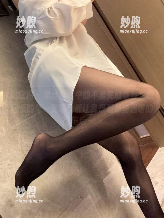 微密圈 - 黑丝连体中的不爱笑的赛琳，原图里的每一处细节都让我想起那些温暖的午后～