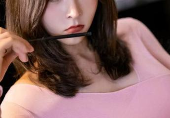 丽柜 - 悠悠最新图包出炉，美足引发的无尽遐想