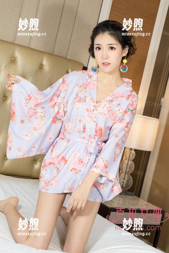 克拉女神-小芹 克拉女神 - 谁说职业装不能有趣?小芹的写真告诉你不一样的搭配灵感!