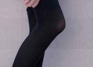说好的红色格子裙和白丝，兔玩映画的套图让你不自觉停留——资源可不能错过！