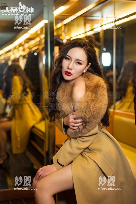 头条女神-钟晴 头条女神 - 黑色魅力,钟晴的美图更新,感受一波这种低调的奢华!