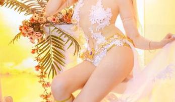 唯美泳池瞬间，小野寺地瓜的最新cos让你眼前一亮！