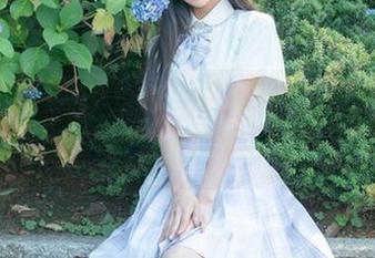 小鹿鹿shika的JK和风写真，照片拍得太美了，我都怀疑她是在树上开了花！