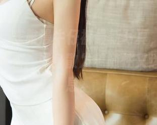 尤果网 - 陈雅漫牛仔裤最新写真，照片里的轻松姿态，浑身散发着随性又迷人的气息。