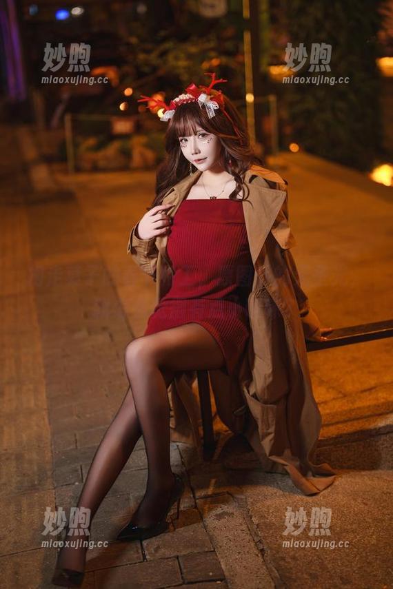 抱走莫子的春节特工，原图下的无圣光，我怎么觉得有点小暧昧？