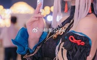 看！桃墨公子穿着红裙，观看这份美丽，原图宛如现实中的画卷，让人一瞬间不想离开。