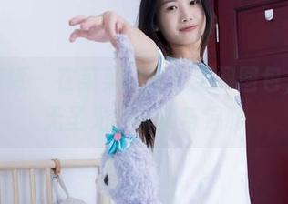 物恋传媒 - 在菜菜教室里翻阅图包，发现无圣光的真实与温暖