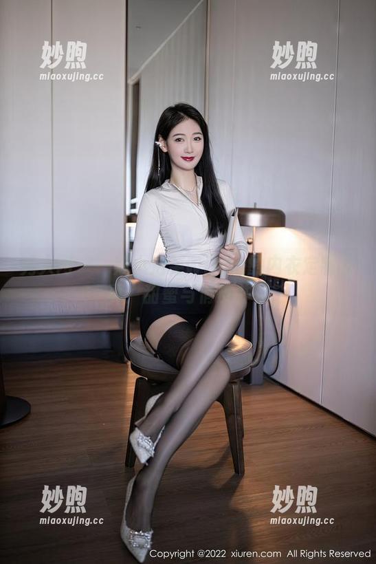 秀人网 - 一窥小泡芙winna的内衣定制写真：甜蜜与俏皮并存