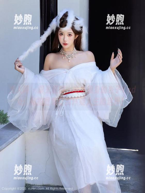 秀人网 - 晨光熹微，睡衣裹身的杏子Yada：私拍图集让我怀疑人生的选择！