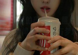 秀人网 - 教室里的甜七七：照片里的清新气息，仿佛闻到了书香与梦境交融