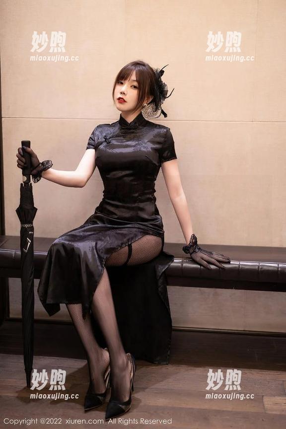 秀人网 - 薇薇酱制服美图，清新又调皮，仿佛能听到她在私下里小声嘀咕“要不要抄我作业？”