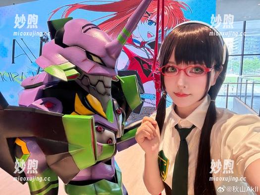 秋山AkI 办公室场景下的秋山AkI:她的写真套图让我想起了某部电影……
