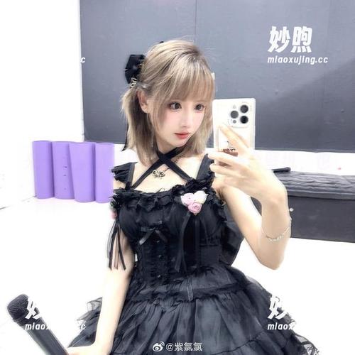 紫氯氯 来一波紫氯氯的网袜合集:适合壁纸,也适合想象