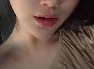 微密圈 - 紫色哒豚豚的裸足探险：原图写真，让你忍不住想要抚摸屏幕