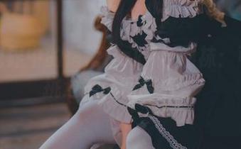 高清视界中的落落Raku与网袜：可爱与挑逗的完美结合。