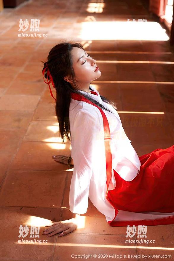 蜜桃社-杏子 蜜桃社 - 杏子展现私房图集:这校服不只是一件衣服,它能讲故事!