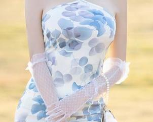 语画界 - 这遗传基因真让人羡慕，来看看芝芝Booty那惊人的长腿写真作品！