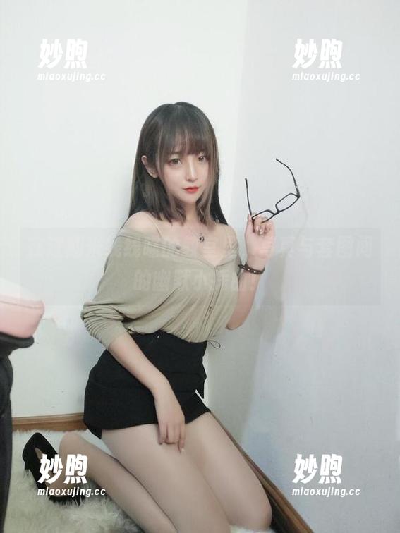 过期米线线喵 在过期米线线喵的教室里,写真与套图间的幽默小插曲!