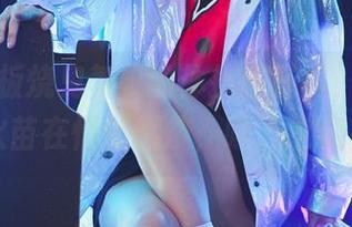 观看铁板烧鬼舞w的体操服写真，心里的小火苗在悄悄燃烧，嘿，这姿态！