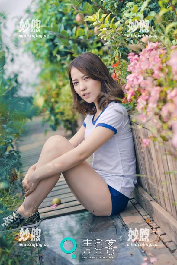 青豆客 - 小九Vin私拍图包：白裙飘动中的那些不为人知的故事