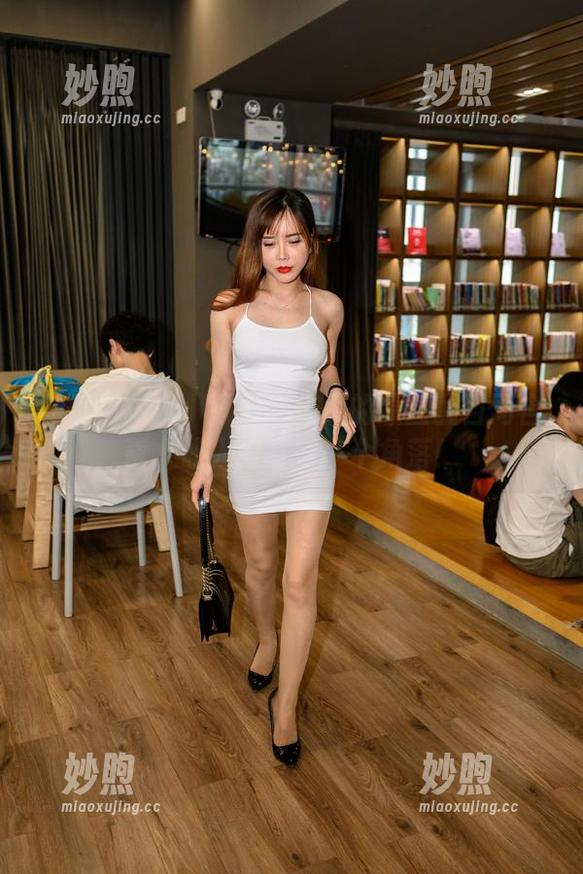 魔镜街拍 魔镜街拍:小背心牛仔裤的原图醒目而含蓄,让人好奇每一个角落!