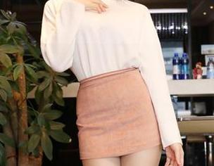 鹿野希：当美腿遭遇壁纸，简直是视觉的终极挑战！
