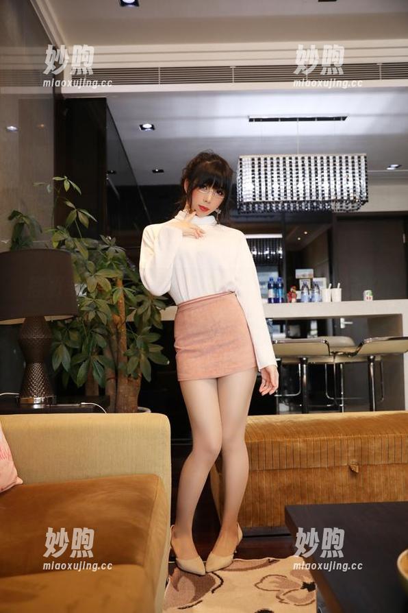 鹿野希 鹿野希:当美腿遭遇壁纸,简直是视觉的终极挑战!